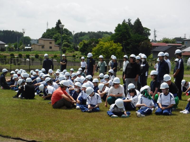是認の避難が終わるまで静かに待つ中学部生徒