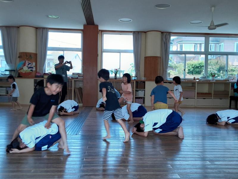 園児と一緒に活動