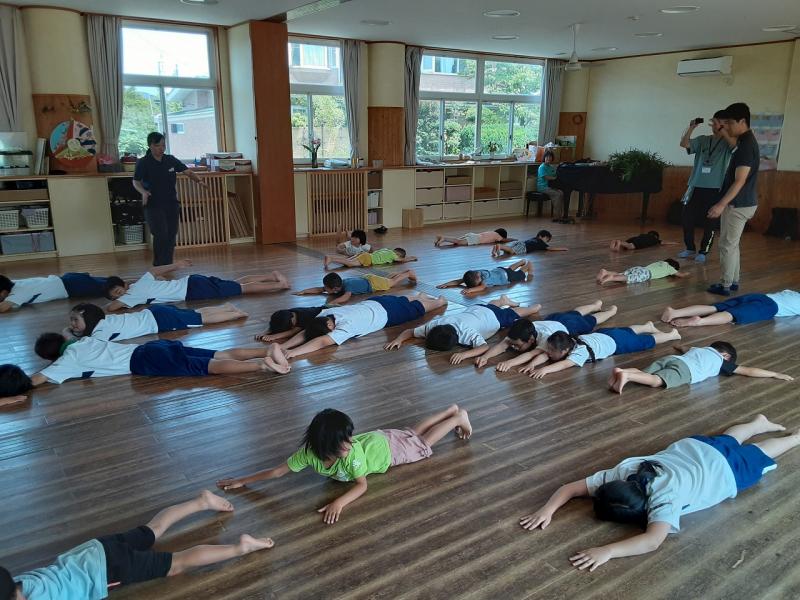 園児と一緒に活動