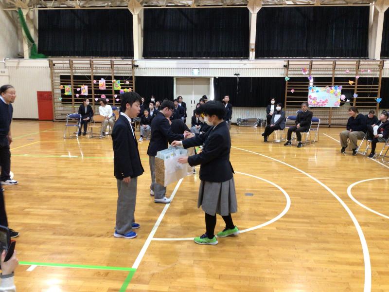 プレゼント贈呈