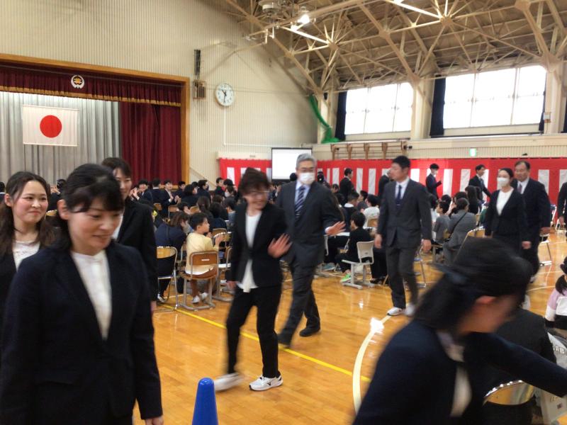 退場