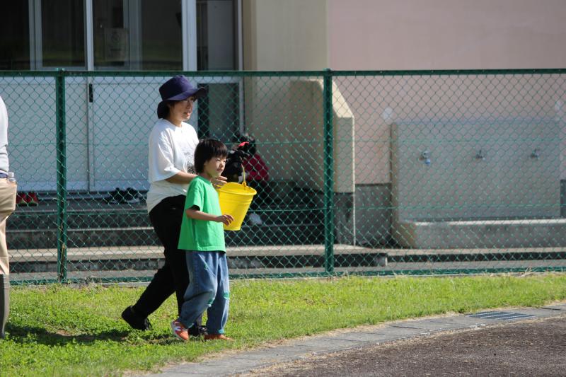 バケツでは運ぶ