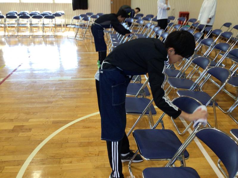 パイプ椅子拭き