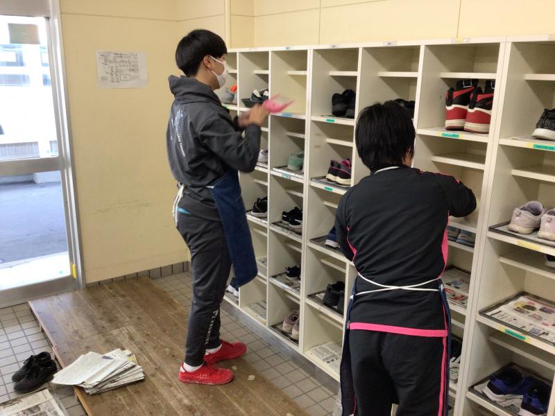 小学部児童の下足箱清掃