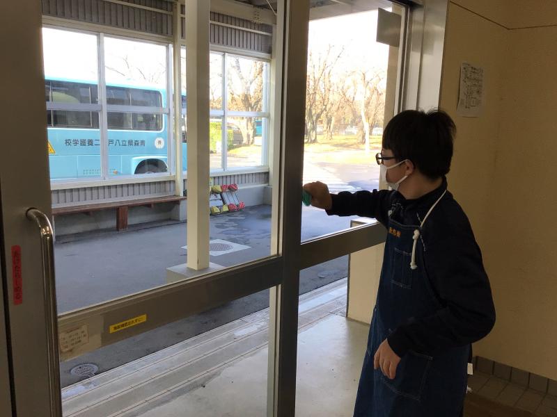 小学部児童玄関の窓拭き