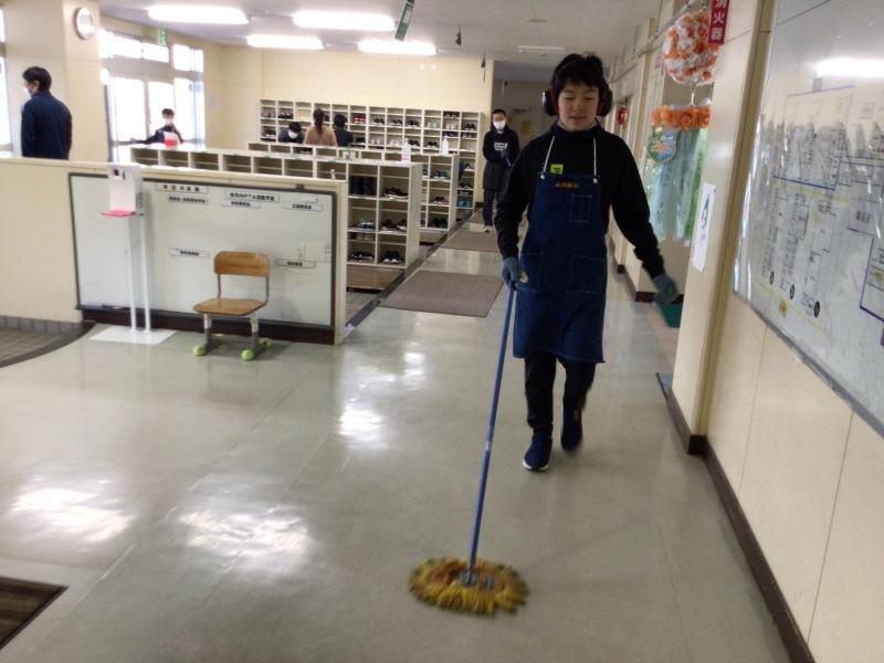 児童生徒玄関のモップ掛け