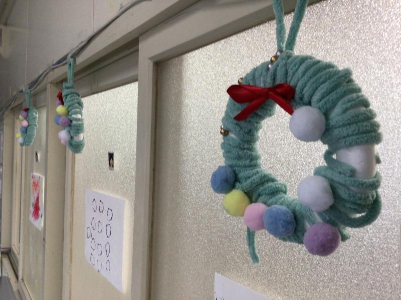 毛糸を巻いて作ったリース