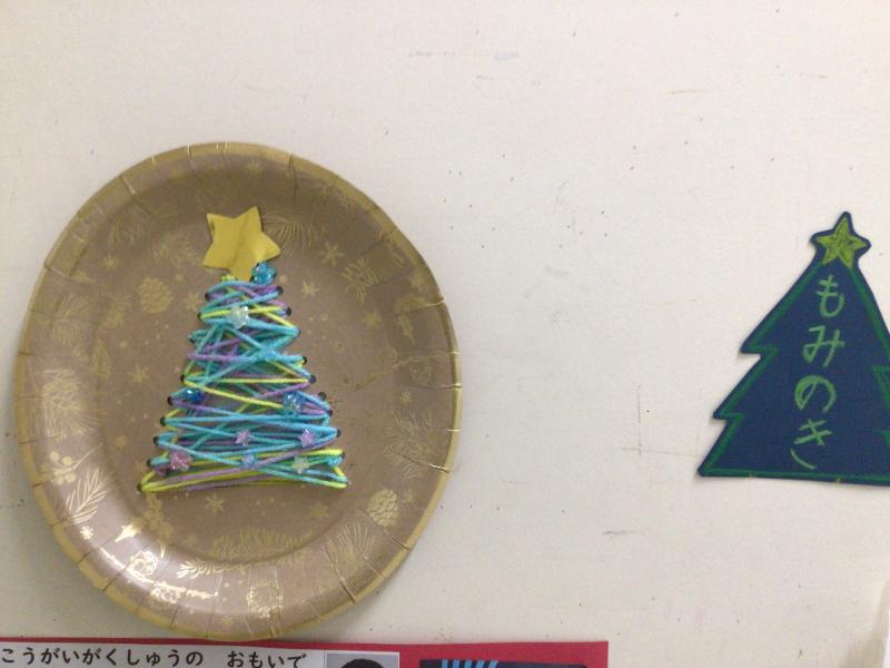 紙皿にひもを通したツリー