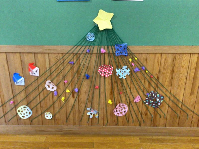 切り絵で飾りを作ったツリー