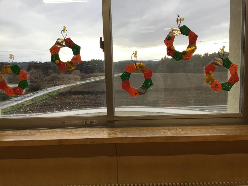 折り紙を折ってつなげたリース