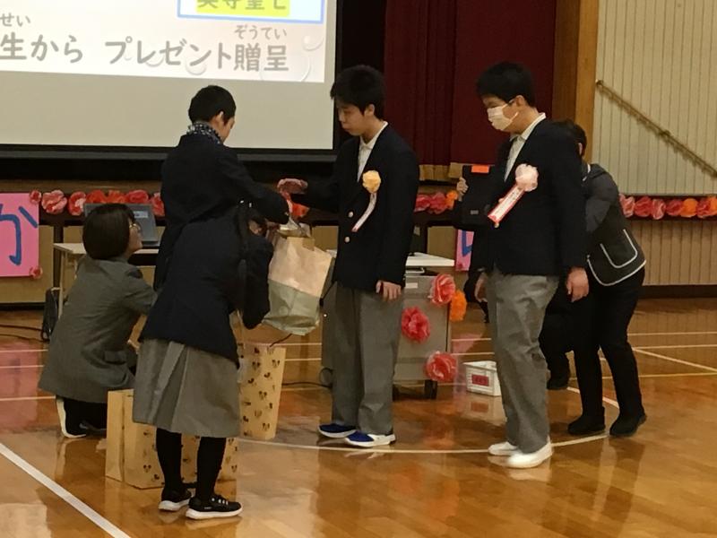 プレゼント贈呈